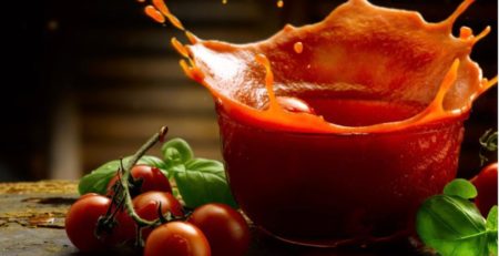 La salsa di pomodoro, ingrediente del Rustico Leccese - Tiziano LE Salento